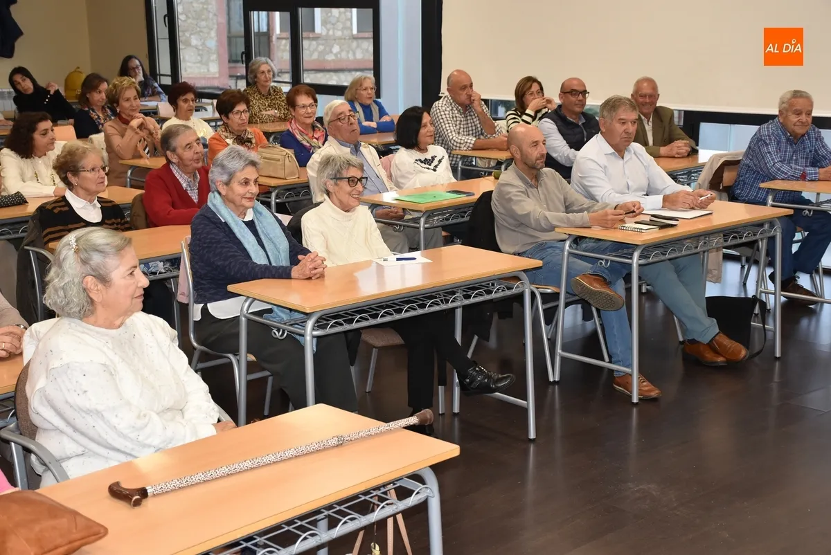 Foto 6 - La Universidad de la Experiencia inaugura el curso con peticiones de los alumnos, cuyo n&uacute;mero crece