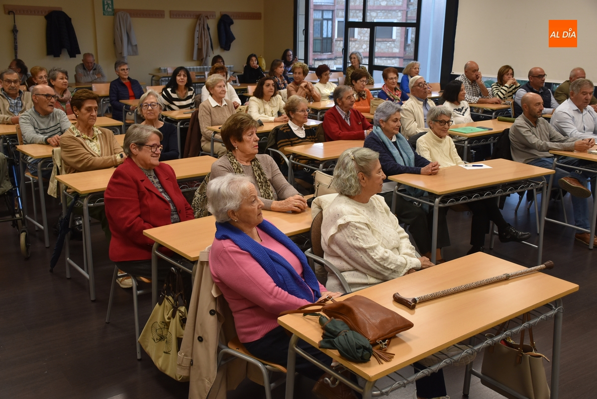 La Universidad de la Experiencia inaugura el curso con peticiones de los alumnos, cuyo número crece