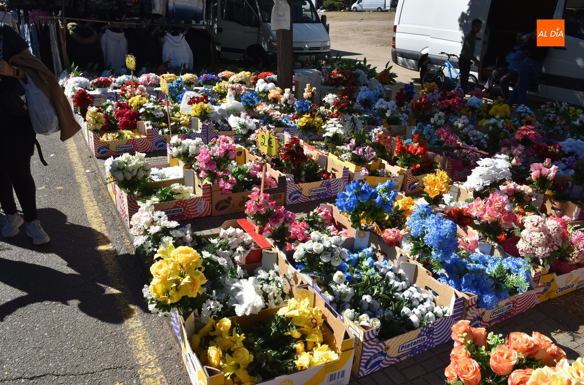 Las flores para el Día de Todos los Santos le dan colorido extra al mercadillo sabatino