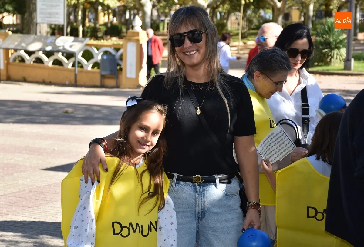 Foto 2 - Ni&ntilde;@s y mayores recorren las calles huchas en mano para ayudar a los misioneros