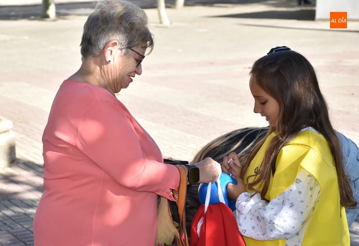 Foto 3 - Ni&ntilde;@s y mayores recorren las calles huchas en mano para ayudar a los misioneros