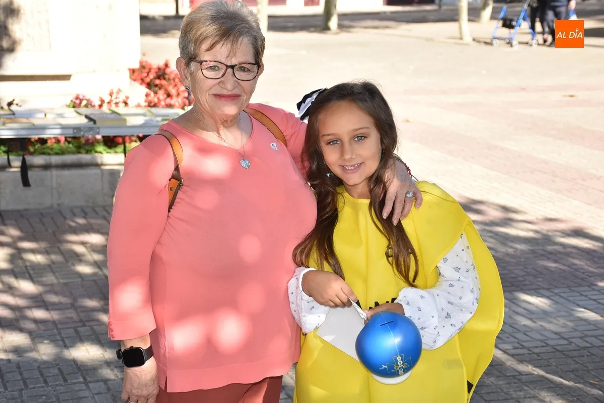Foto 4 - Ni&ntilde;@s y mayores recorren las calles huchas en mano para ayudar a los misioneros