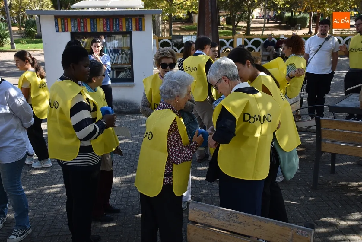 Foto 5 - Ni&ntilde;@s y mayores recorren las calles huchas en mano para ayudar a los misioneros