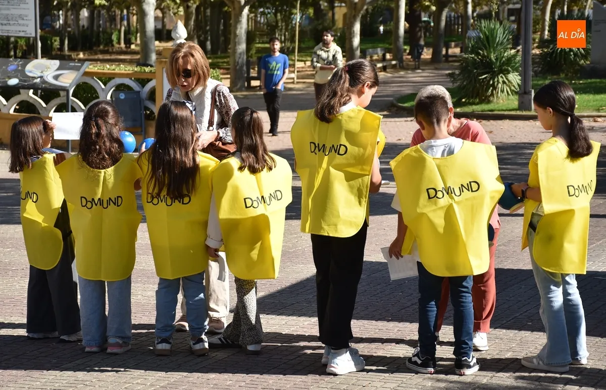 Foto 6 - Ni&ntilde;@s y mayores recorren las calles huchas en mano para ayudar a los misioneros
