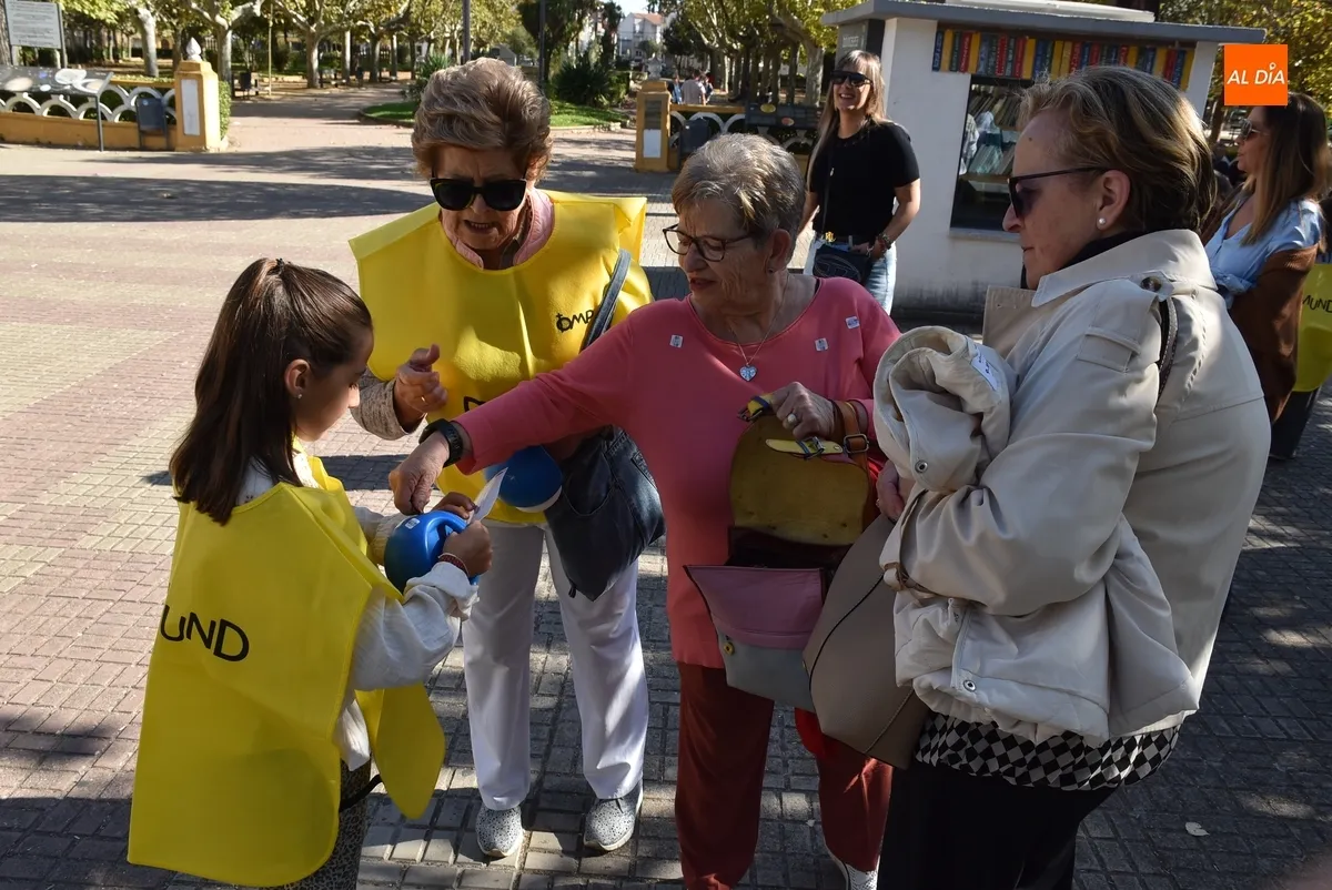 Foto 7 - Ni&ntilde;@s y mayores recorren las calles huchas en mano para ayudar a los misioneros