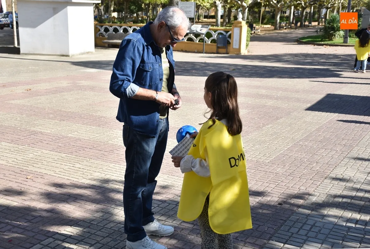 Foto 8 - Ni&ntilde;@s y mayores recorren las calles huchas en mano para ayudar a los misioneros