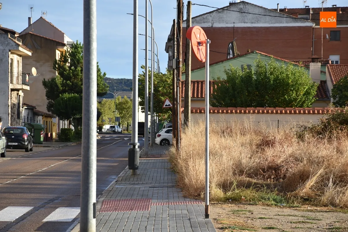 Foto 3 - Las calles mirobrigenses incorporan una docena m&aacute;s de espejos convexos de seguridad vial