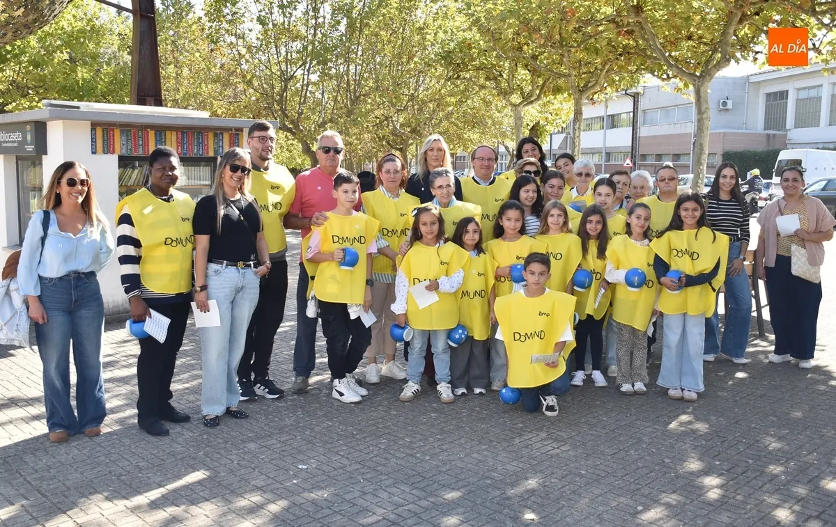 Foto 10 - Ni&ntilde;@s y mayores recorren las calles huchas en mano para ayudar a los misioneros