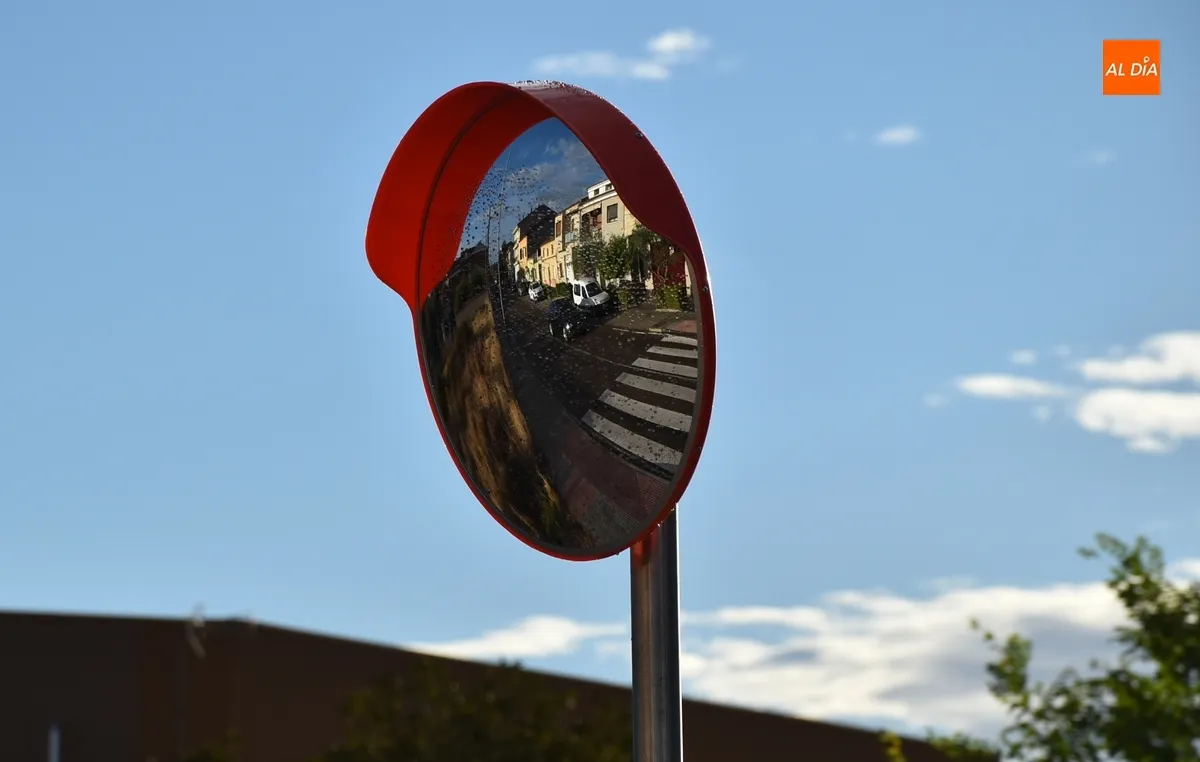 Foto 2 - Las calles mirobrigenses incorporan una docena m&aacute;s de espejos convexos de seguridad vial