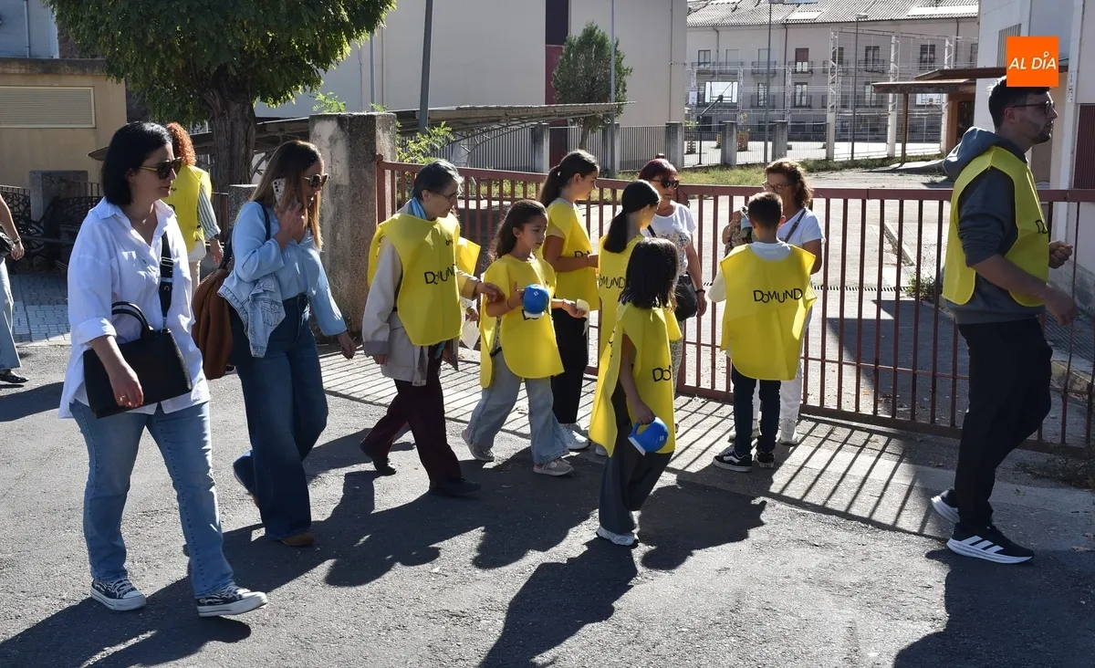 Foto 11 - Ni&ntilde;@s y mayores recorren las calles huchas en mano para ayudar a los misioneros