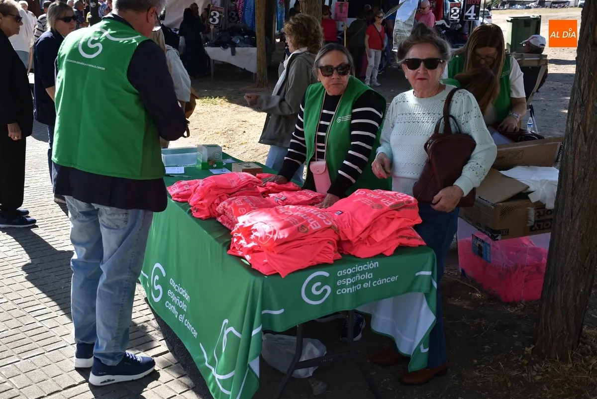 Foto 2 - Cruce solidario en el mercadillo entre la Junta Local de la AECC y l@s ni&ntilde;@s del Domund