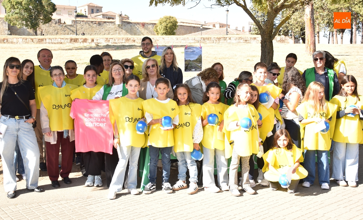 Cruce solidario en el mercadillo entre la Junta Local de la AECC y l@s niñ@s del Domund