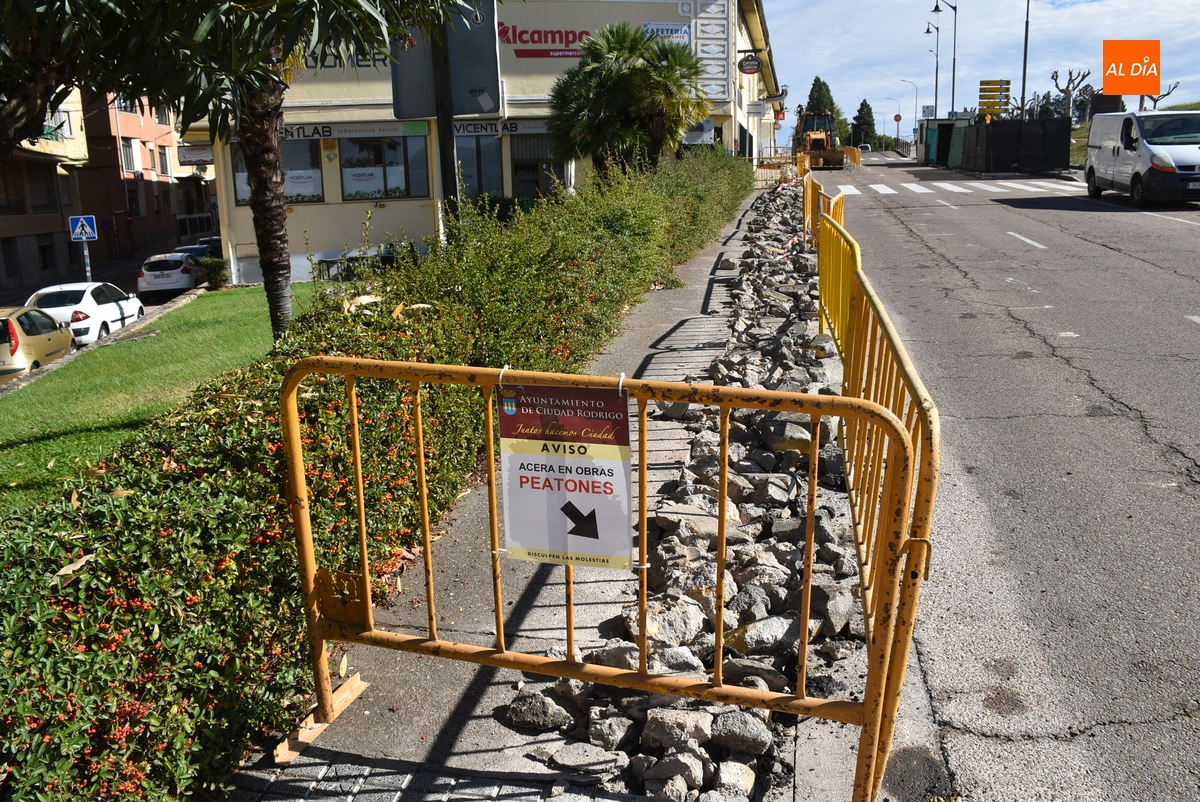 En marcha la reforma de la acera de Sefarad anexa al Centro Comercial, parte de la cual se ampliará