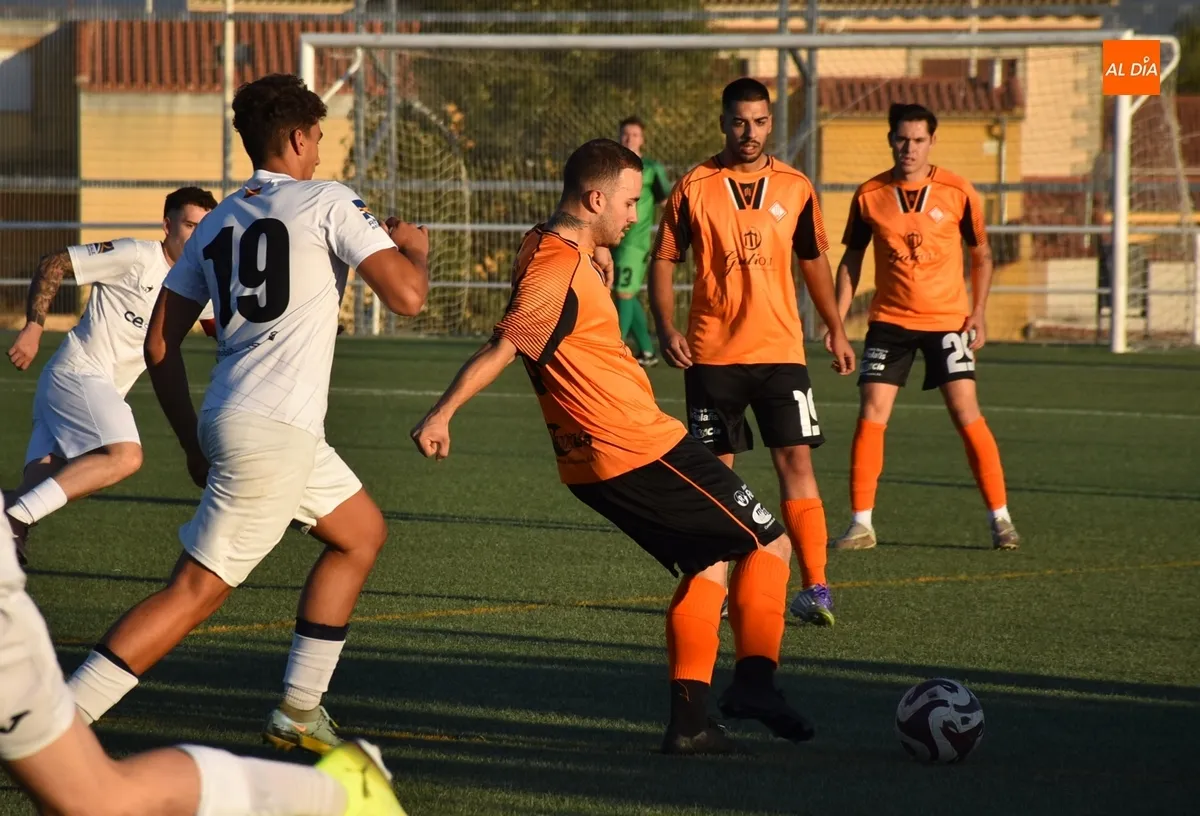 Foto 3 - El Alba de Tormes se lleva el duelo inaugural de la temporada ante la UD Mirobrigense
