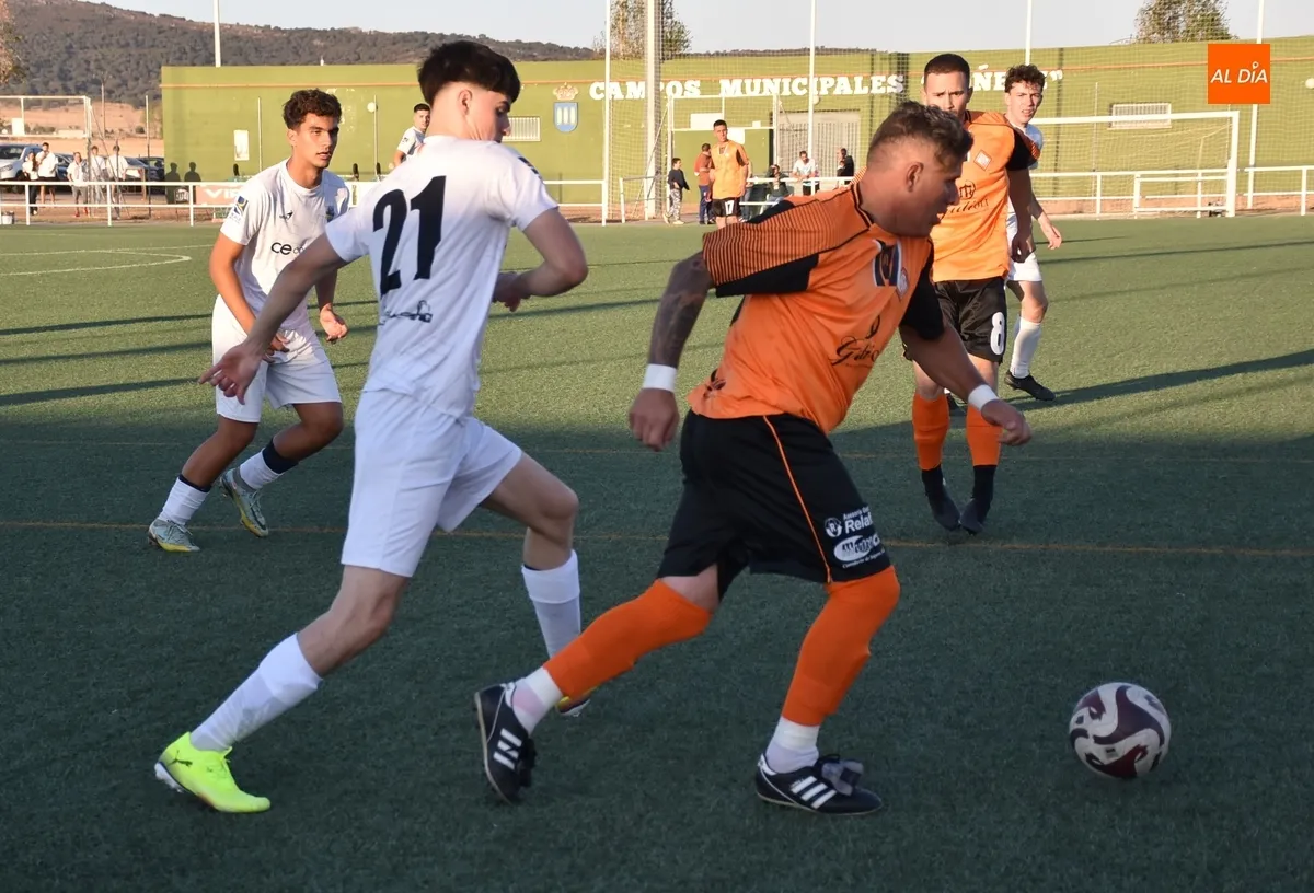 Foto 4 - El Alba de Tormes se lleva el duelo inaugural de la temporada ante la UD Mirobrigense