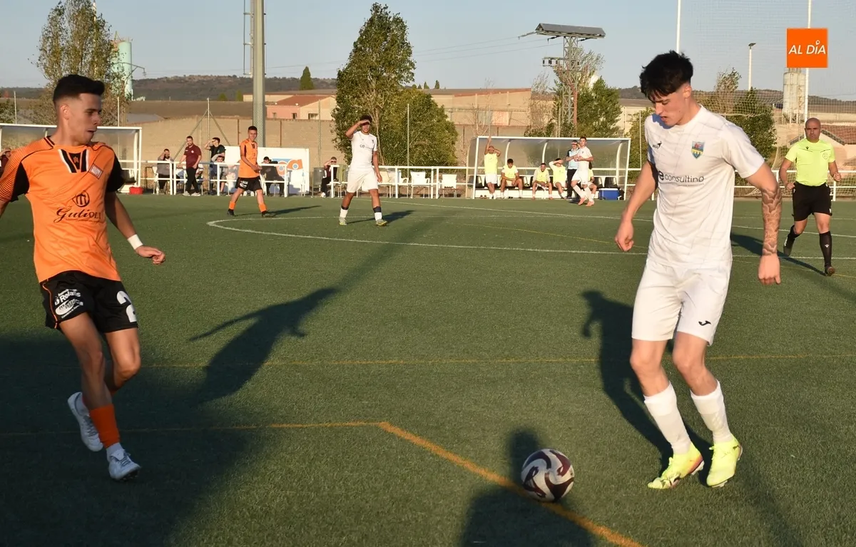 Foto 5 - El Alba de Tormes se lleva el duelo inaugural de la temporada ante la UD Mirobrigense