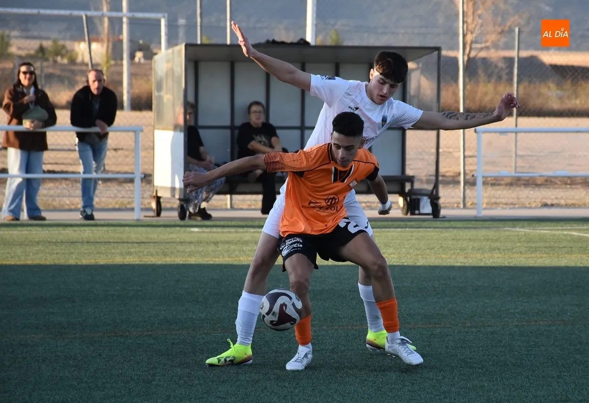 Foto 7 - El Alba de Tormes se lleva el duelo inaugural de la temporada ante la UD Mirobrigense