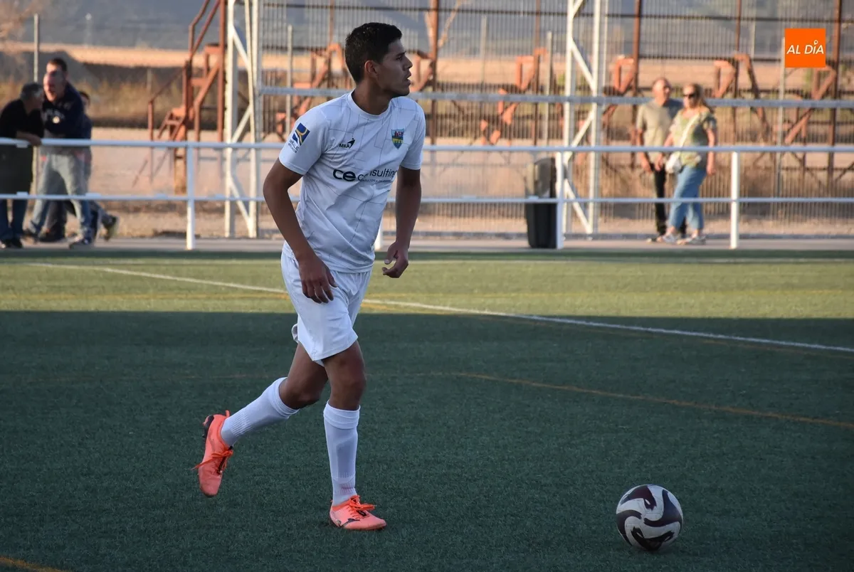 Foto 9 - El Alba de Tormes se lleva el duelo inaugural de la temporada ante la UD Mirobrigense