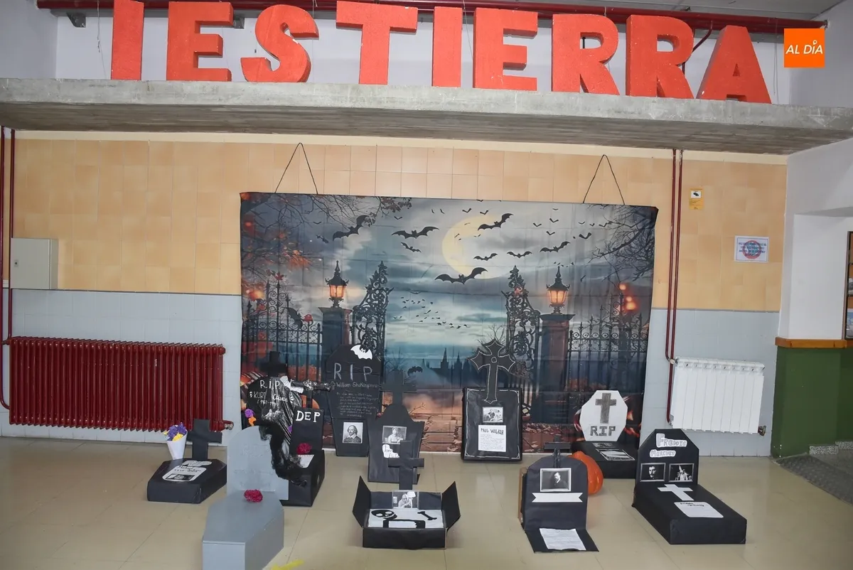 Foto 2 - El IES Tierra crea un cementerio de famosos por Halloween 
