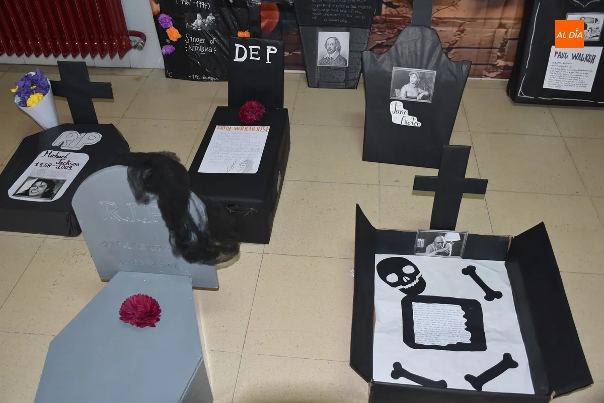 Foto 3 - El IES Tierra crea un cementerio de famosos por Halloween 