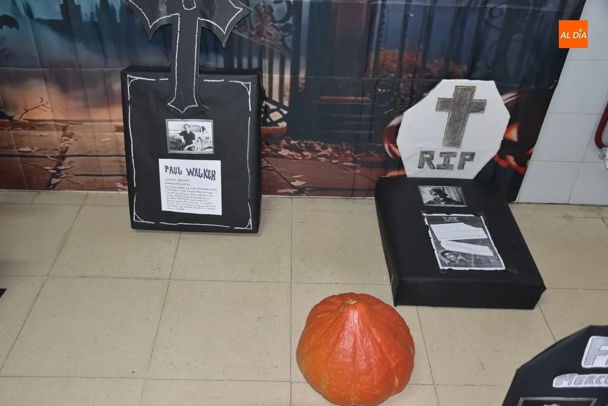 Foto 4 - El IES Tierra crea un cementerio de famosos por Halloween 