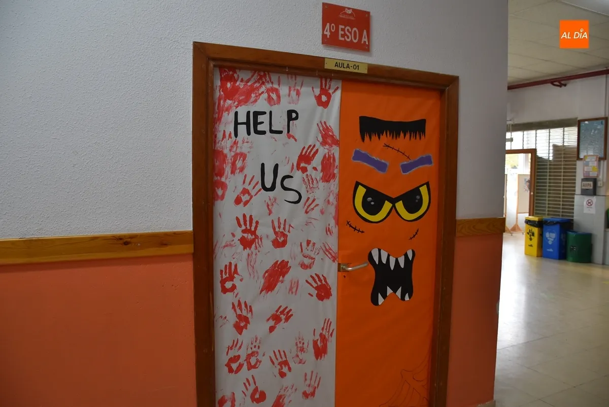 Foto 5 - El IES Tierra crea un cementerio de famosos por Halloween 