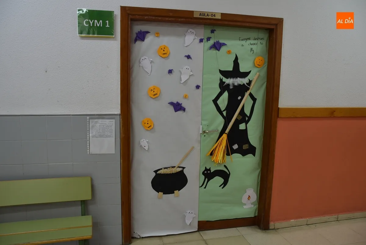 Foto 6 - El IES Tierra crea un cementerio de famosos por Halloween 