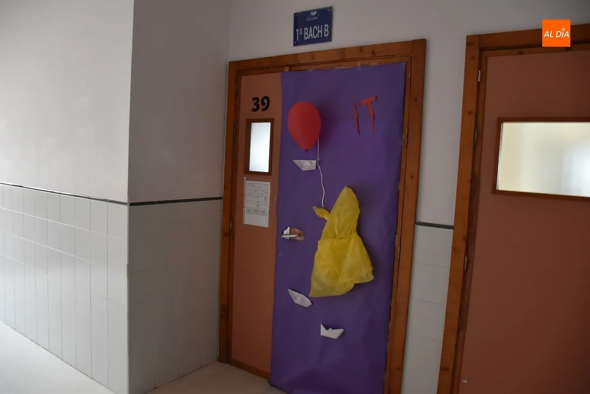 Foto 7 - El IES Tierra crea un cementerio de famosos por Halloween 