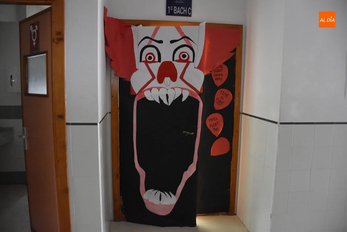 Foto 8 - El IES Tierra crea un cementerio de famosos por Halloween 