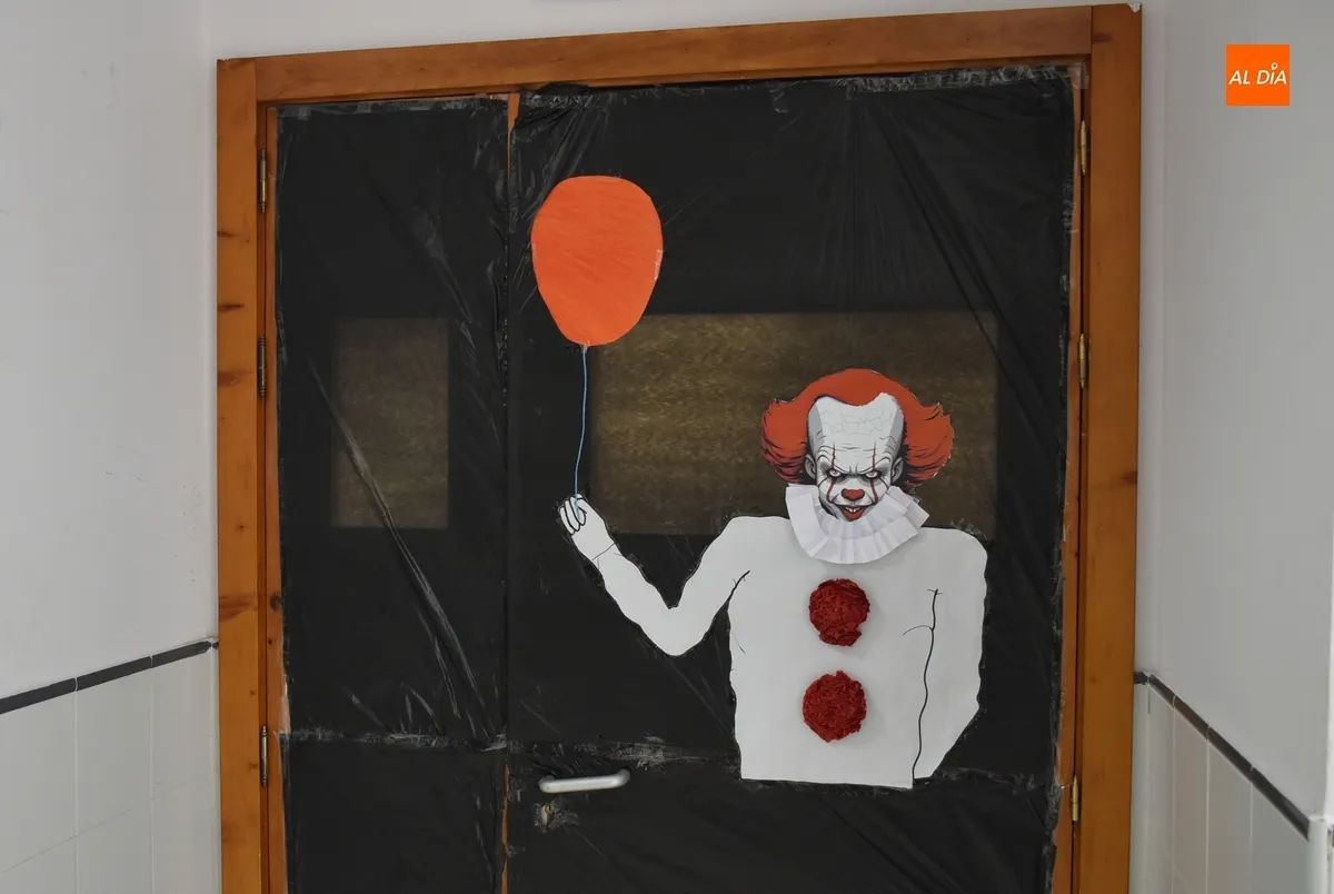 Foto 9 - El IES Tierra crea un cementerio de famosos por Halloween 