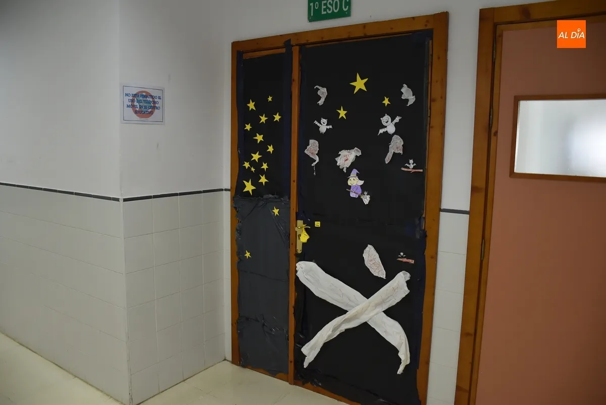 Foto 10 - El IES Tierra crea un cementerio de famosos por Halloween 