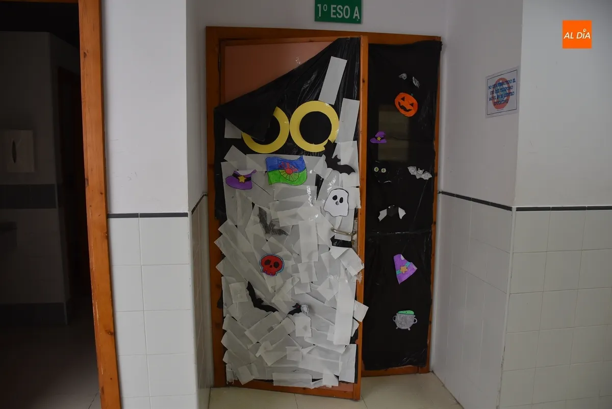 Foto 11 - El IES Tierra crea un cementerio de famosos por Halloween 
