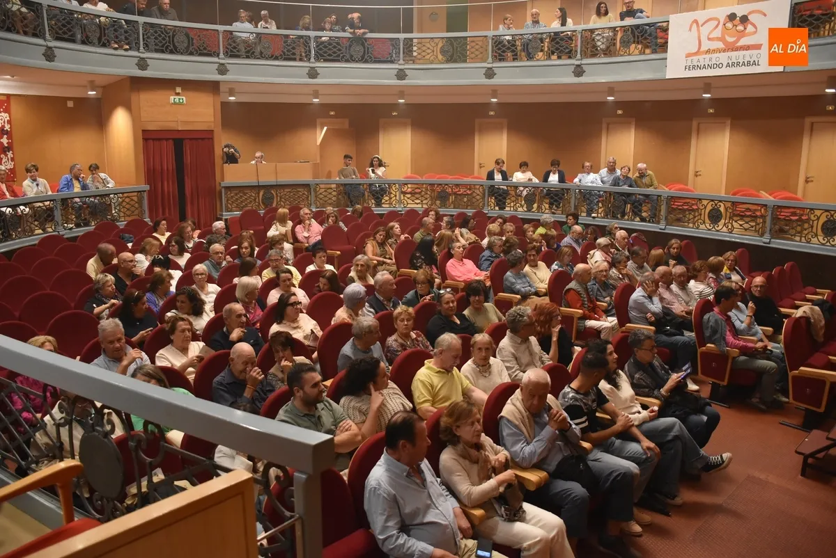 Foto 2 - Buena entrada en el Teatro para disfrutar de coplas de toda la vida con El Tr&iacute;o Caracol