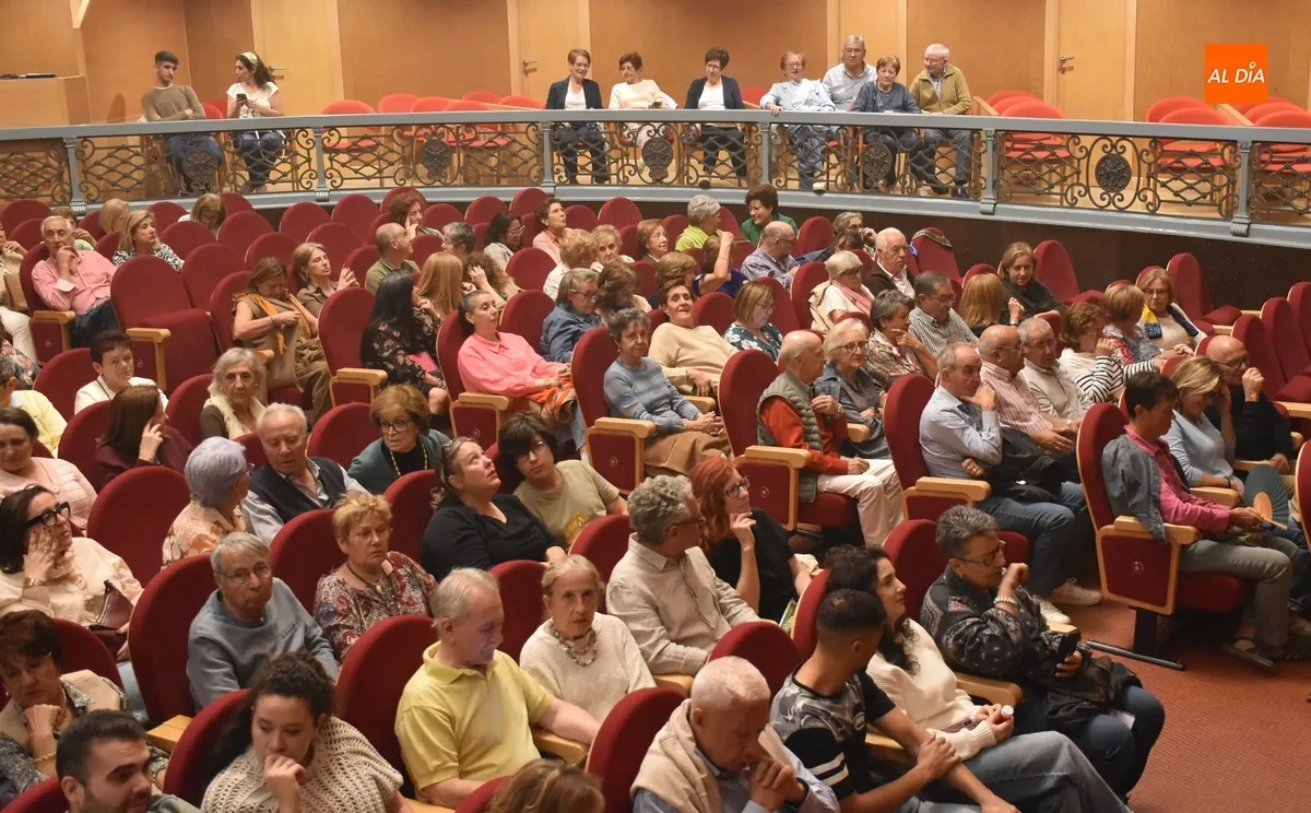 Foto 3 - Buena entrada en el Teatro para disfrutar de coplas de toda la vida con El Tr&iacute;o Caracol