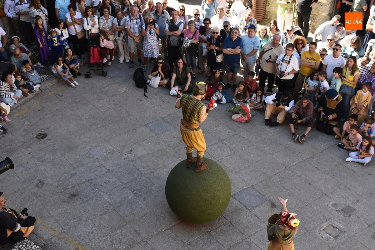Foto 2 - Malatitsch maravilla con sus habilidades circenses en su debut en la Feria Medieval