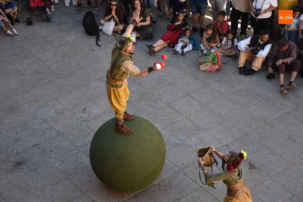 Foto 3 - Malatitsch maravilla con sus habilidades circenses en su debut en la Feria Medieval