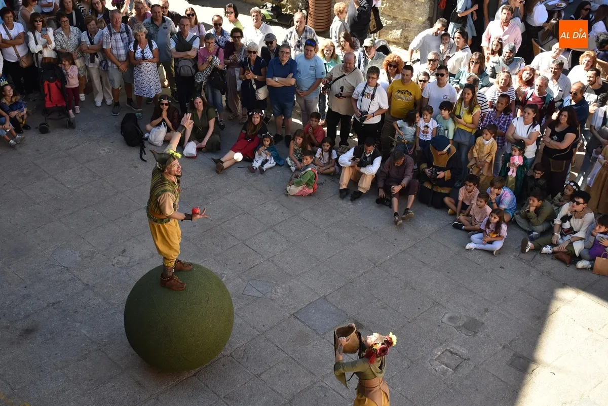Foto 4 - Malatitsch maravilla con sus habilidades circenses en su debut en la Feria Medieval