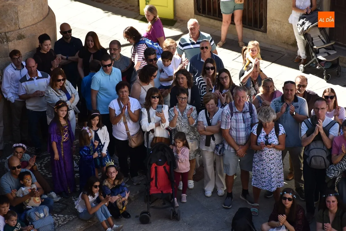 Foto 5 - Malatitsch maravilla con sus habilidades circenses en su debut en la Feria Medieval