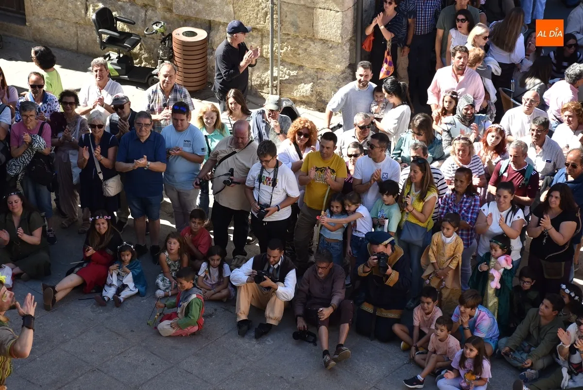 Foto 6 - Malatitsch maravilla con sus habilidades circenses en su debut en la Feria Medieval