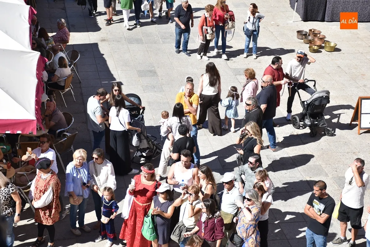 Foto 8 - Malatitsch maravilla con sus habilidades circenses en su debut en la Feria Medieval