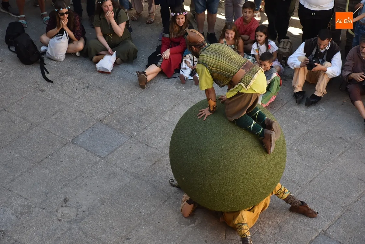 Foto 9 - Malatitsch maravilla con sus habilidades circenses en su debut en la Feria Medieval