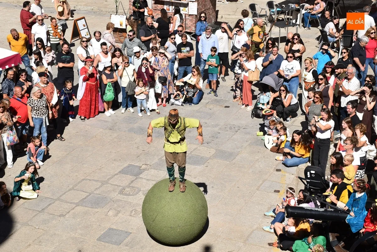 Foto 11 - Malatitsch maravilla con sus habilidades circenses en su debut en la Feria Medieval