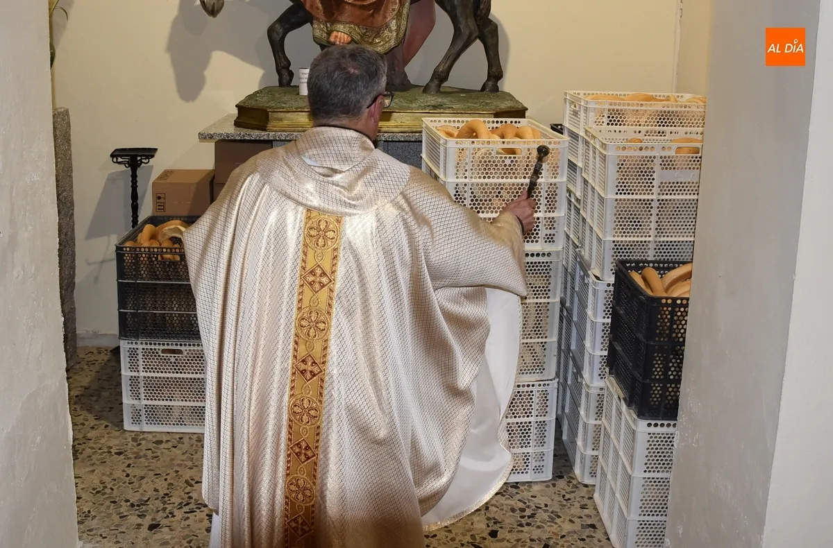 Foto 3 - Los mirobrigenses no faltan a su cita con las roscas de la Virgen del Rosario