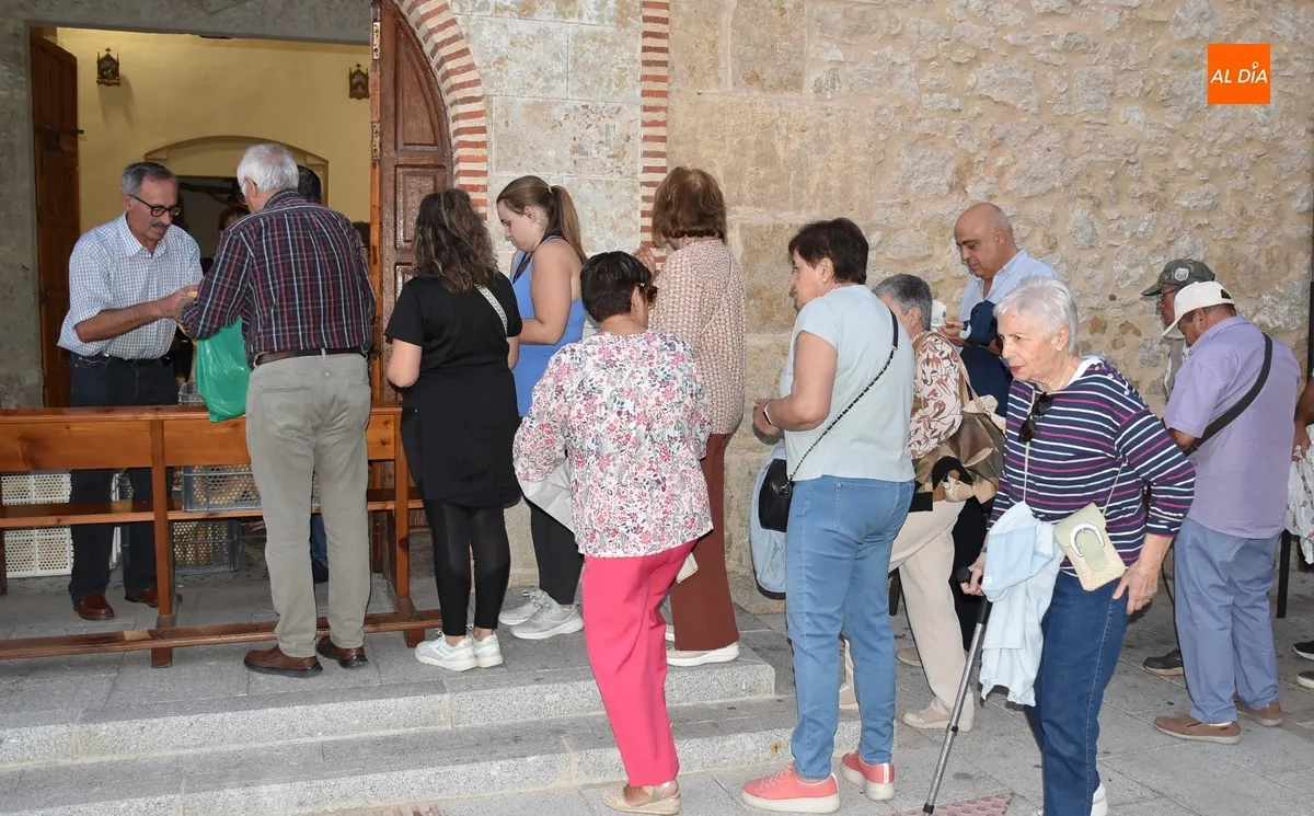 Foto 8 - Los mirobrigenses no faltan a su cita con las roscas de la Virgen del Rosario