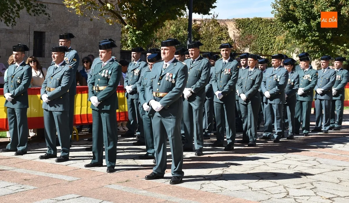 Foto 3 - La Benem&eacute;rita mirobrigense rinde homenaje a dos veteranos y a los ca&iacute;dos del Cuerpo