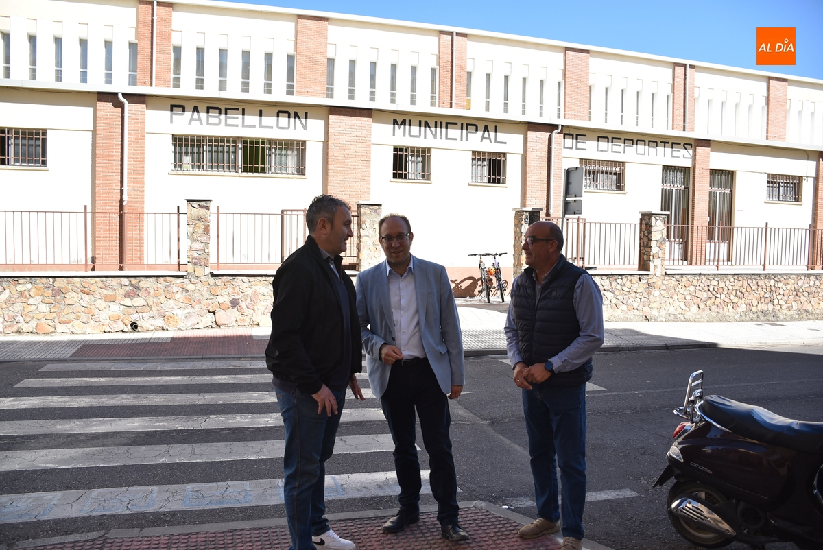 En las cubiertas de los dos pabellones deportivos se instalarán placas solares que abaratarán la luz a los vecinos en un radio de dos km..