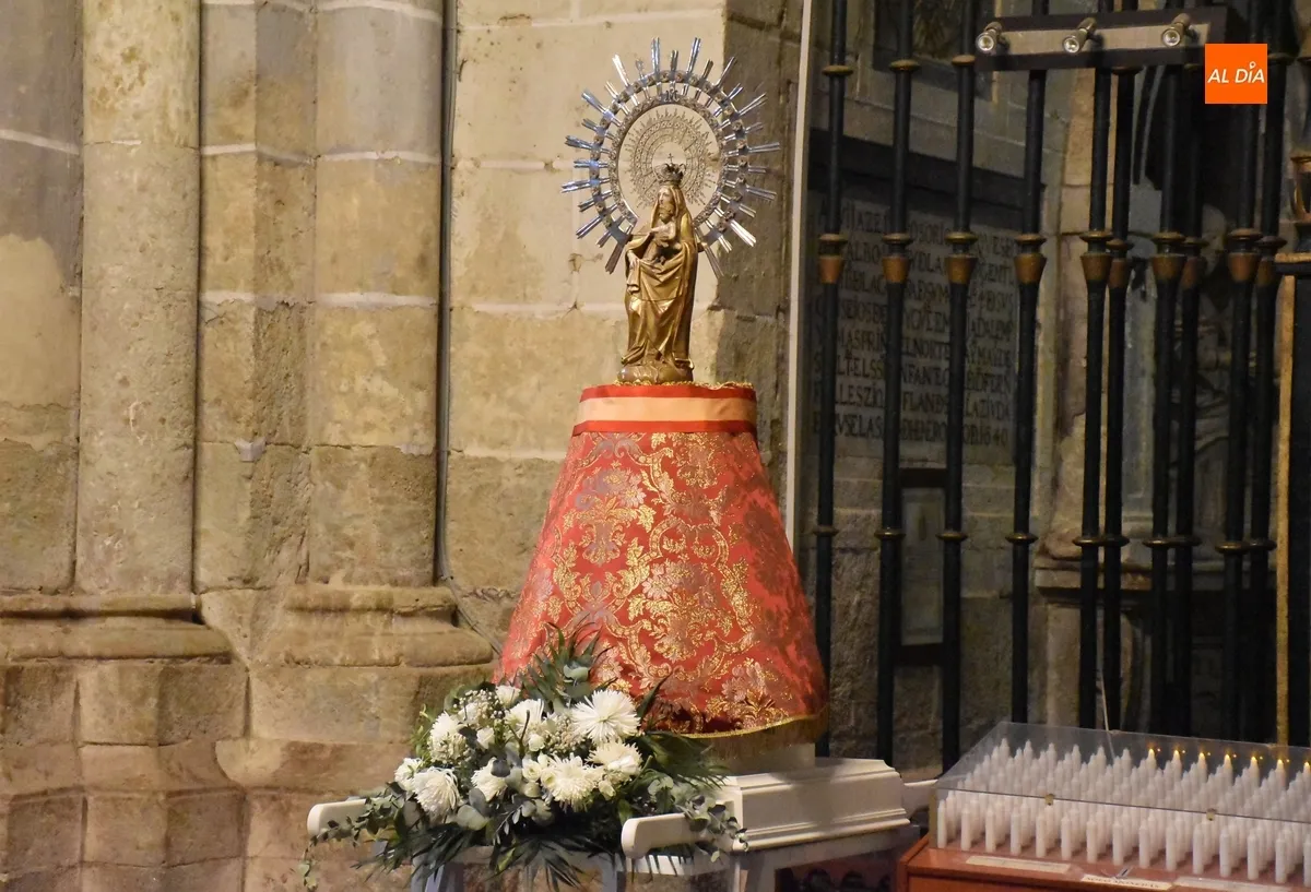 Foto 2 - Integrantes de la Guardia Civil asisten al inicio del triduo en honor a la Virgen del Pilar