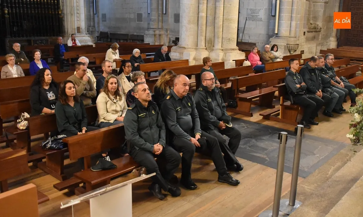 Foto 4 - Integrantes de la Guardia Civil asisten al inicio del triduo en honor a la Virgen del Pilar