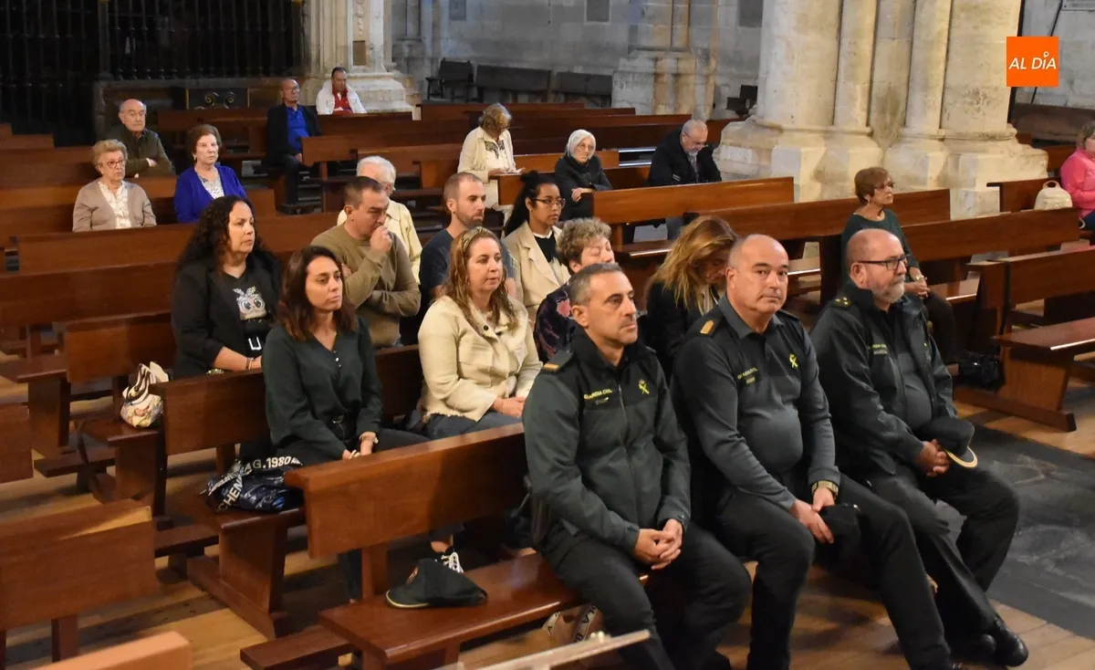 Foto 5 - Integrantes de la Guardia Civil asisten al inicio del triduo en honor a la Virgen del Pilar