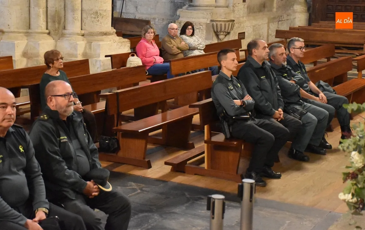 Foto 6 - Integrantes de la Guardia Civil asisten al inicio del triduo en honor a la Virgen del Pilar